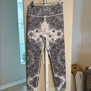 Evolution and Creation Black and White Paisley Yoga Leggings Sm